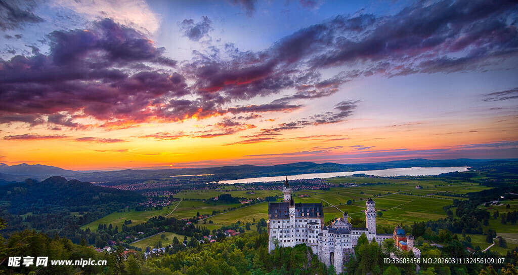 日落时分的山间城堡美景