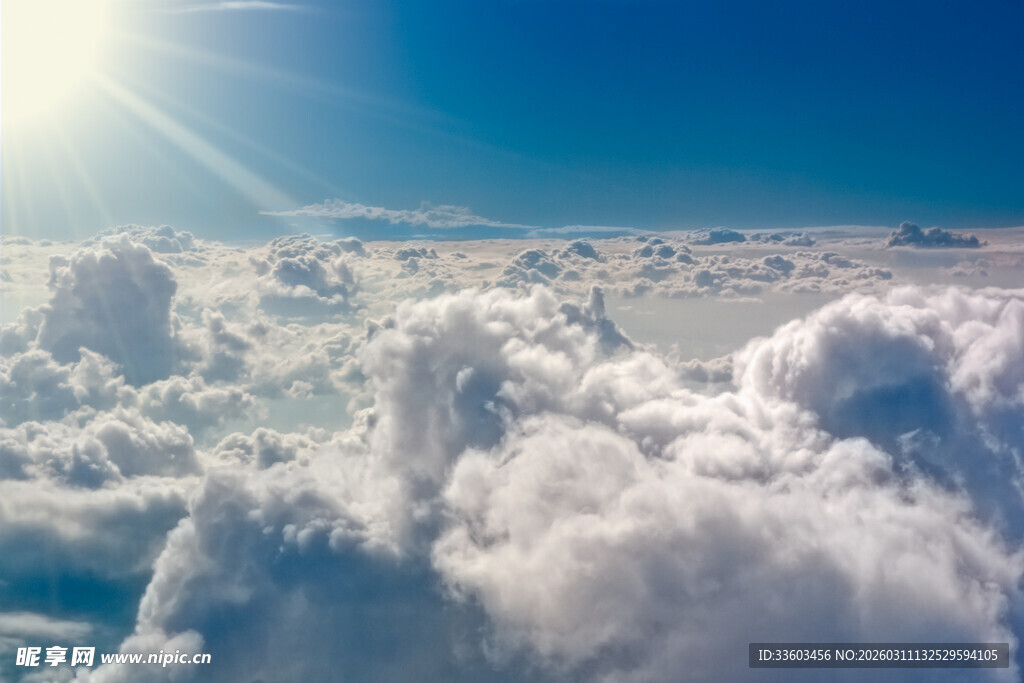 高空云海之上的灿烂阳光