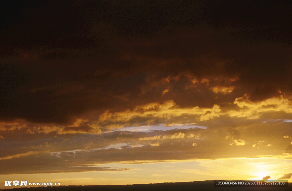 夕阳下的壮丽天空景观