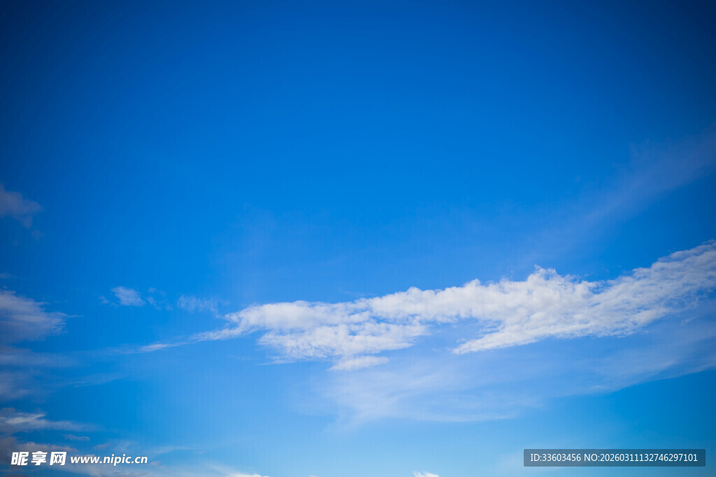 晴朗蓝天飘着几朵白云