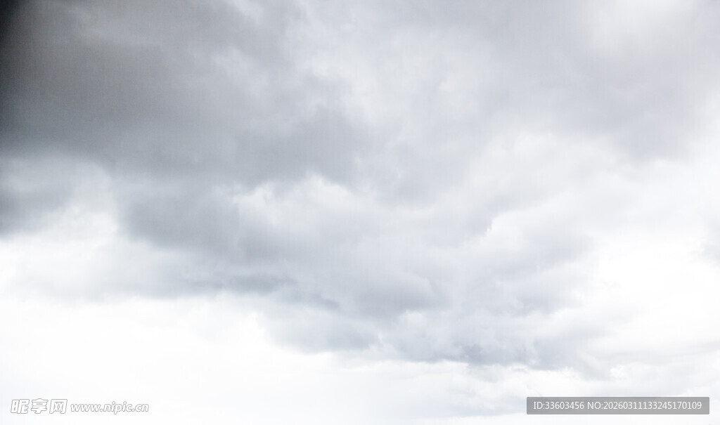 阴沉天空中的厚重云层