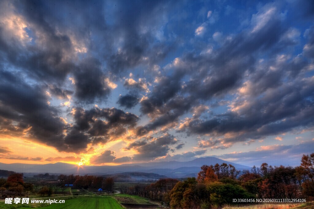 壮丽天空下的黄昏风景