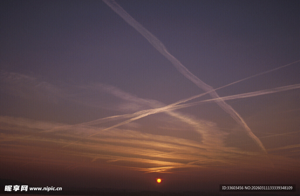 日落时分天空中的飞机尾迹