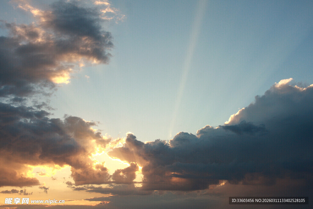 夕阳下的绚烂天空