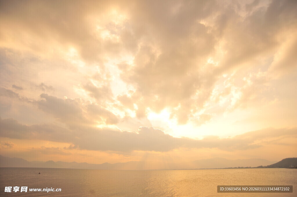 海上日出的壮丽天空景观