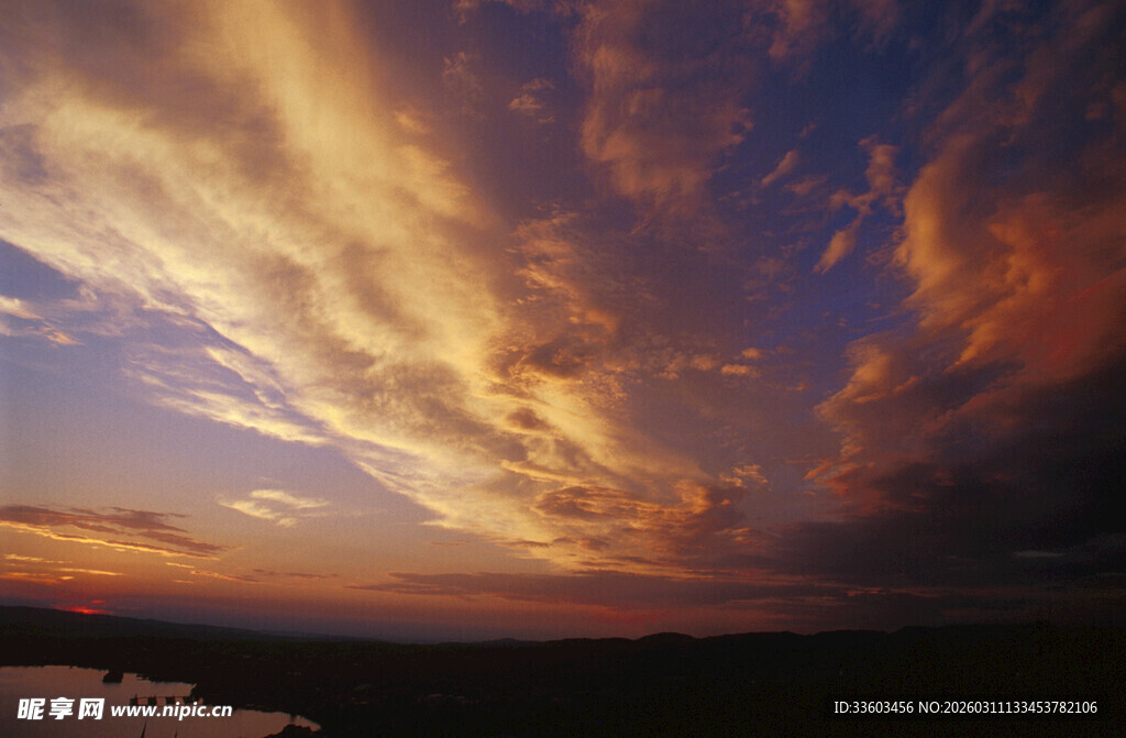 绚丽晚霞下的开阔天际