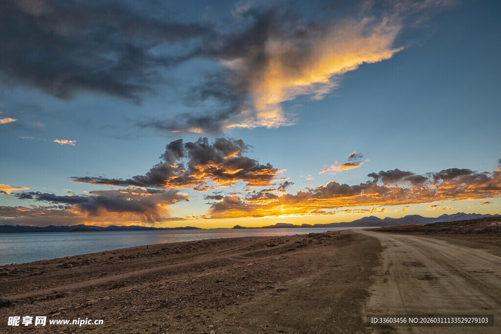 海边日落时的美丽公路