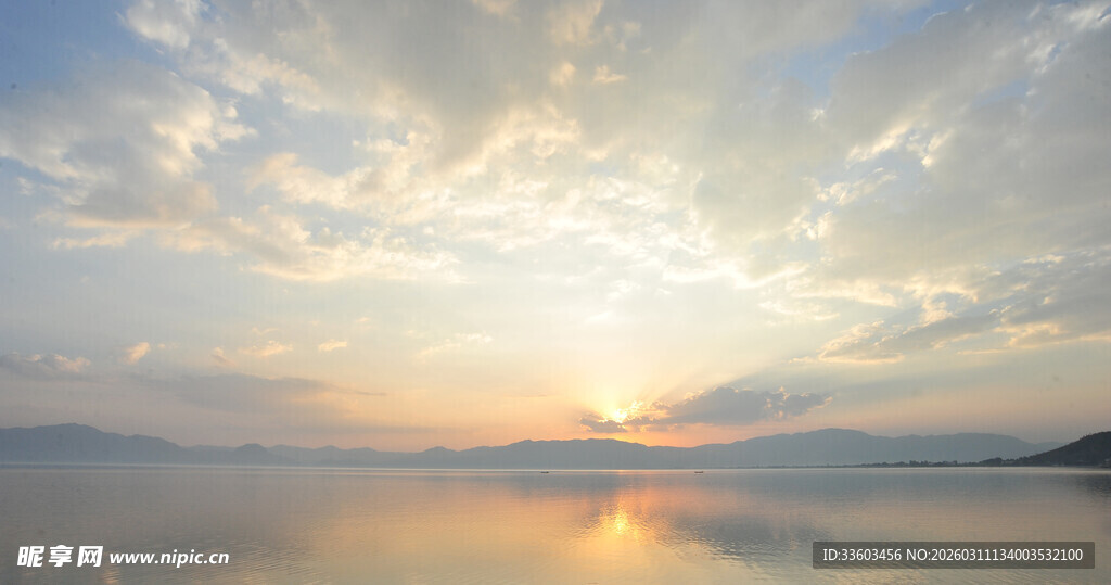 湖畔日出美景