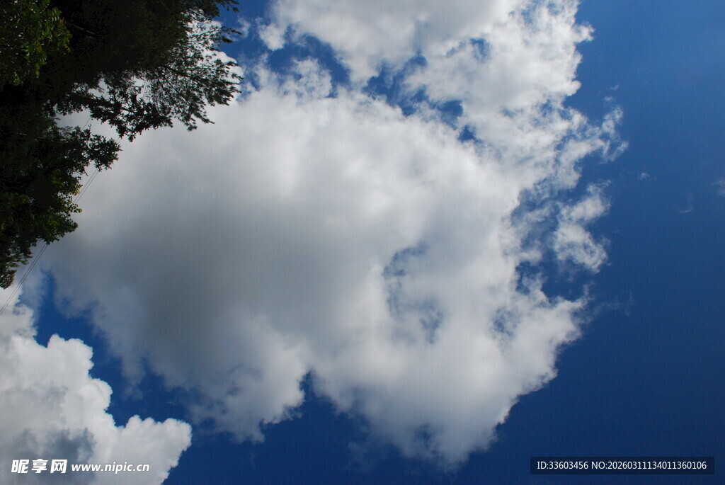 蓝天下的蓬松白云