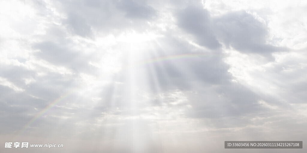 阳光穿透云层的美丽景象