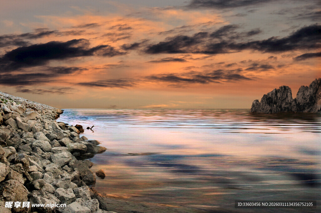 海边日落时的岩石与波光