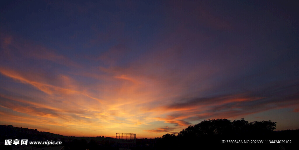 日落时分的绚烂天空
