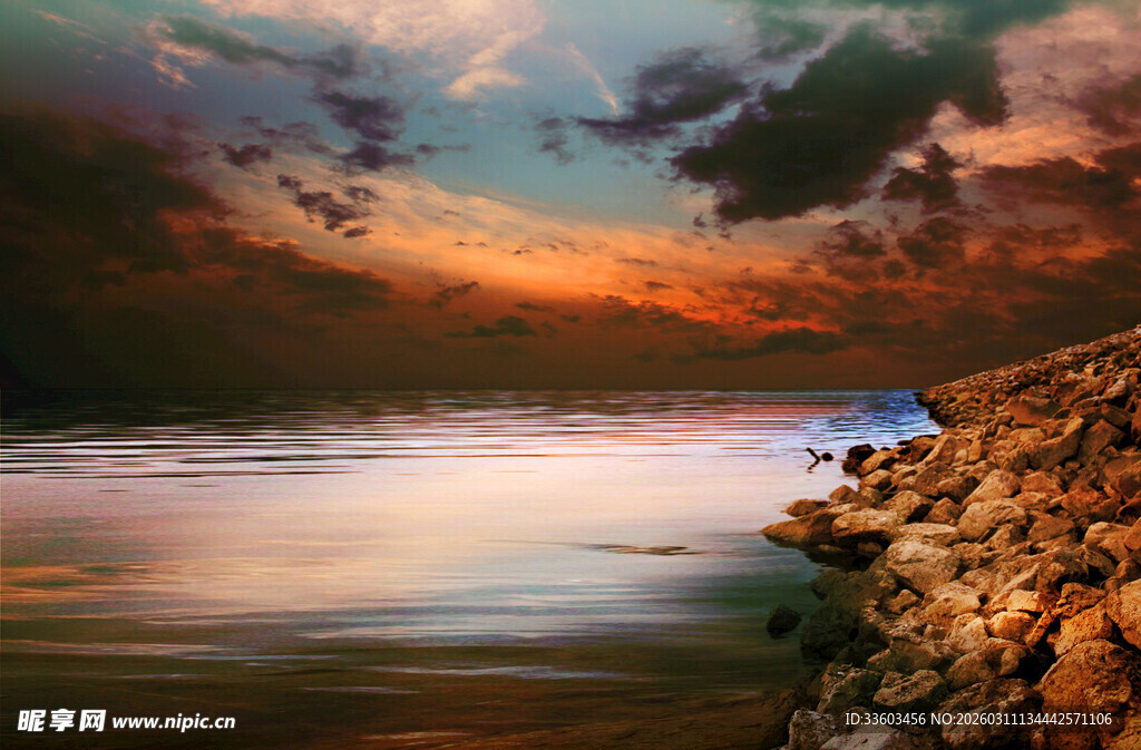 黄昏下的水边岩石美景