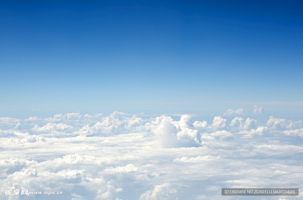 高空俯瞰浩渺云海