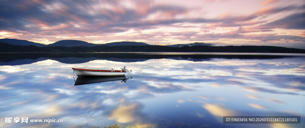 湖面孤舟伴绚丽天际