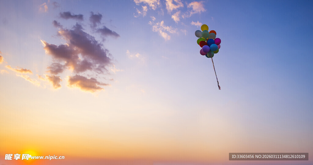 夕阳下的缤纷热气球