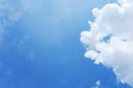 蓝天中的蓬松白云