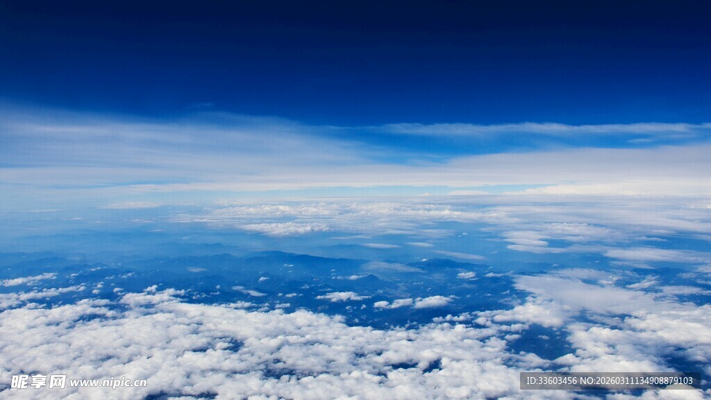 高空俯瞰云海壮丽景观