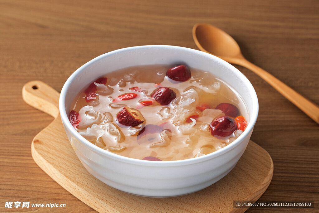 红枣枸杞银耳羹