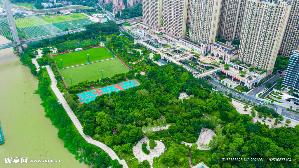 城市河畔绿地景观俯瞰