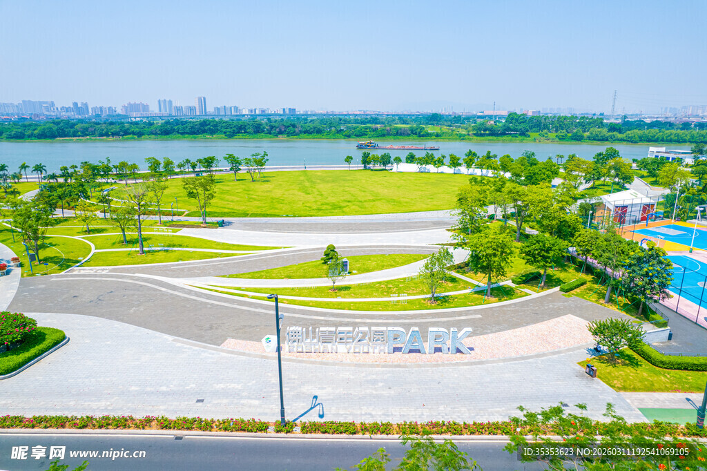 城市公园开阔景观