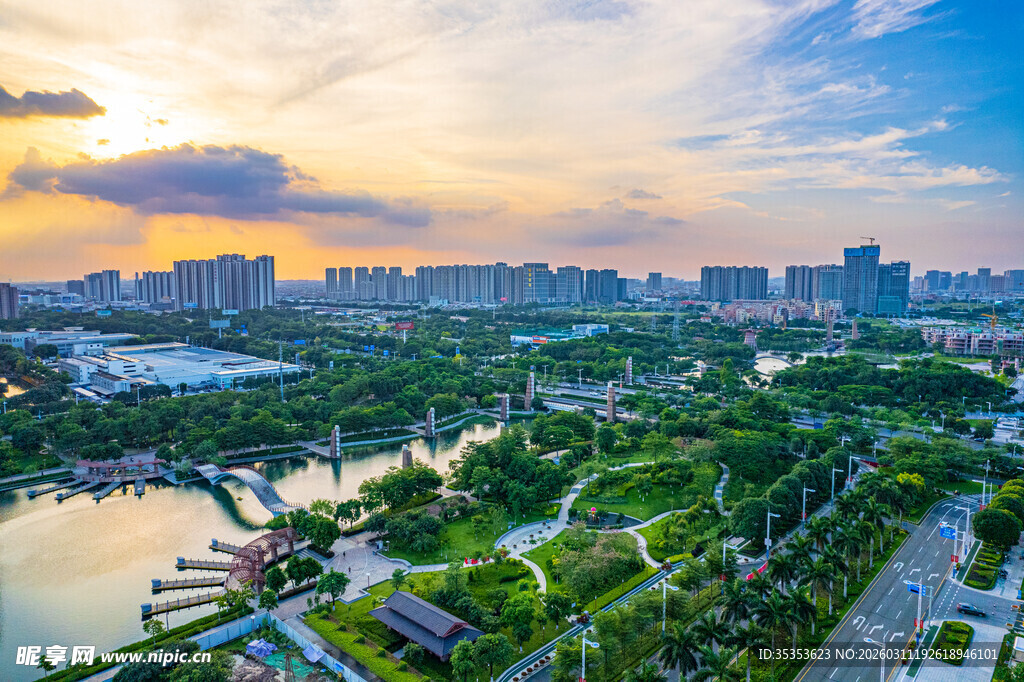 城市湖畔黄昏美丽风光