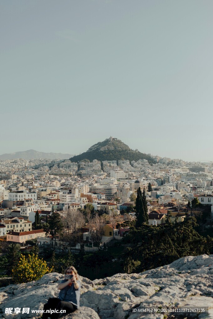 雅典城市与远处山峦景观