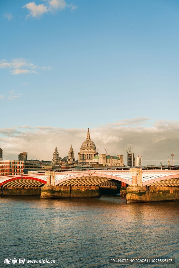 伦敦河畔桥梁与建筑风光