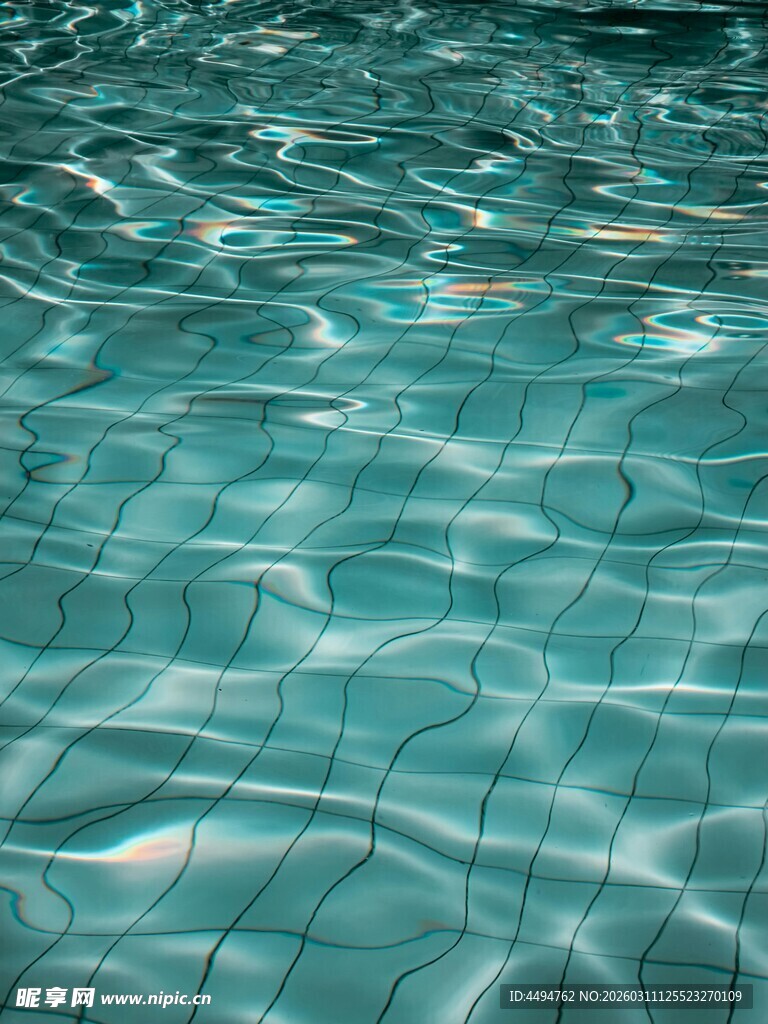 清澈泳池水面纹理