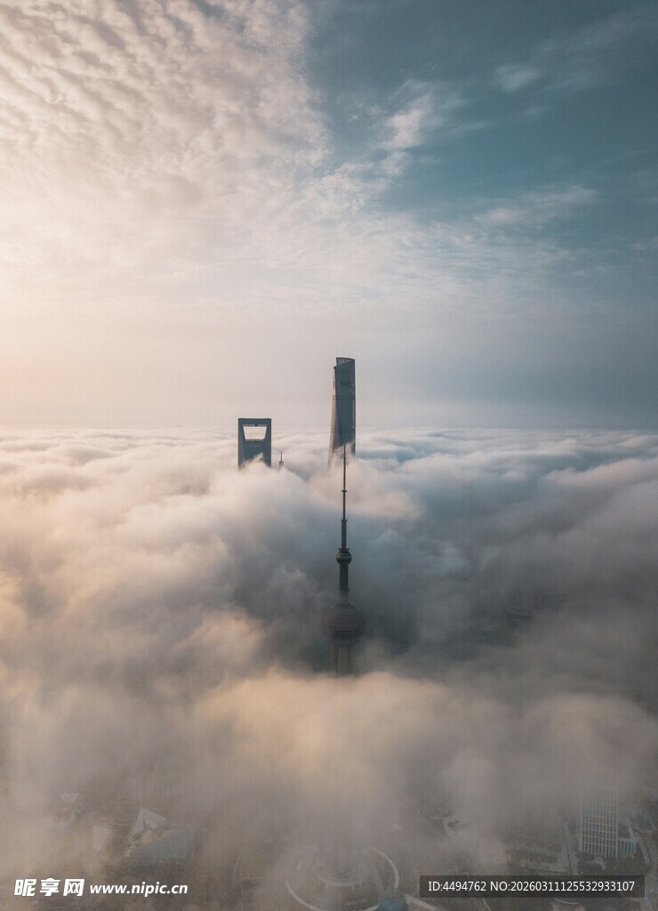 云海之上的通信基站