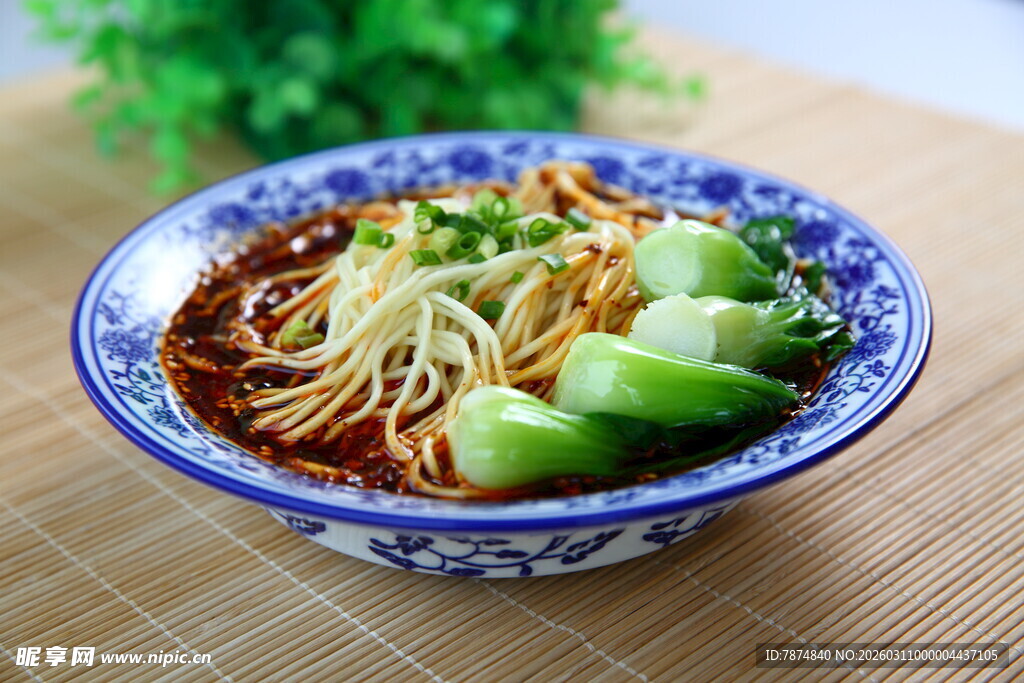 蓝碗盛的红油凉拌面
