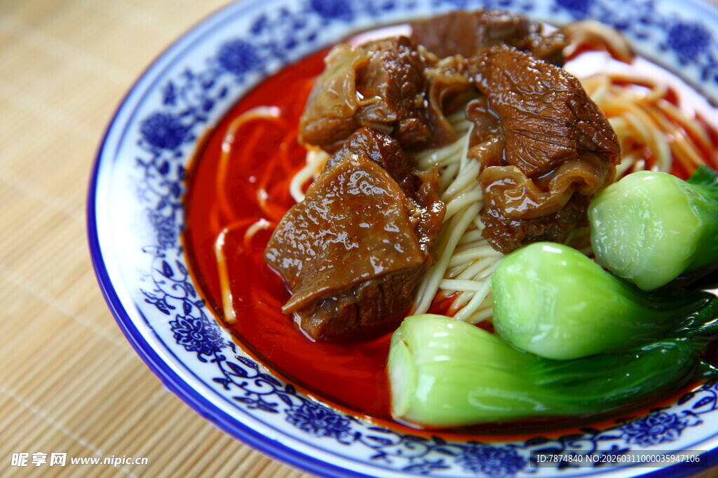 红烧牛肉配青菜美食图