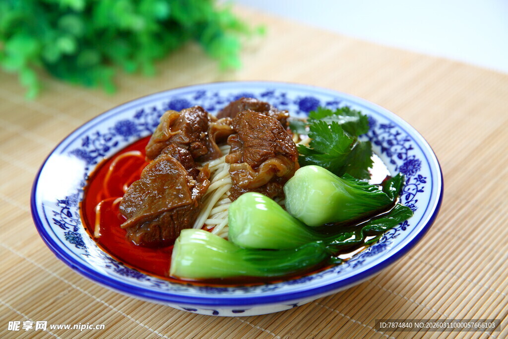 红烧排骨配蔬菜