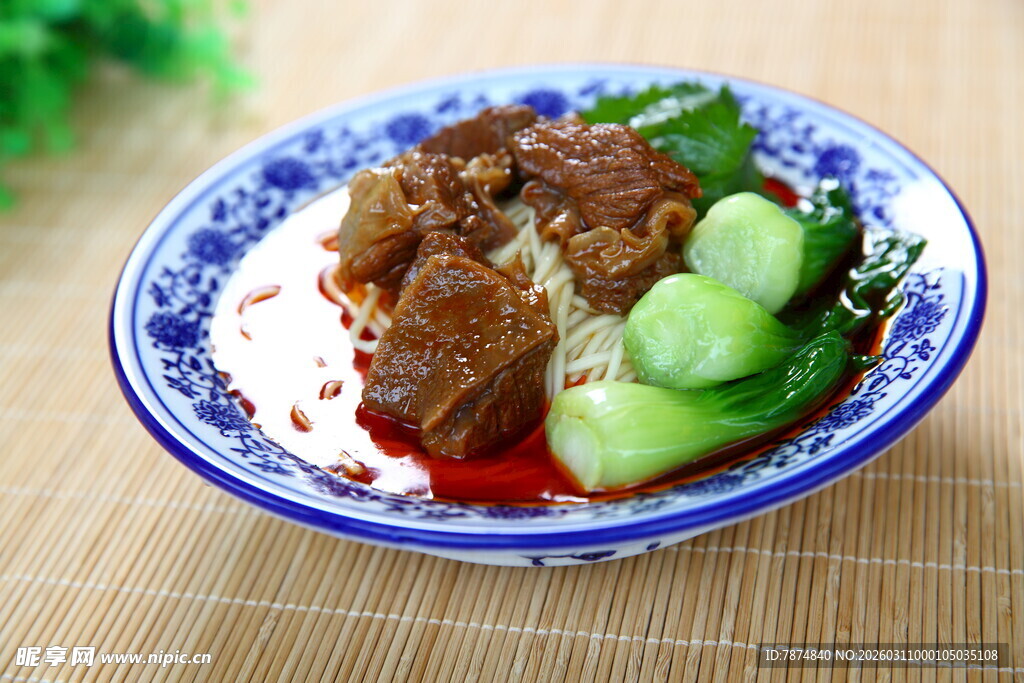 牛肉盖饭配青菜