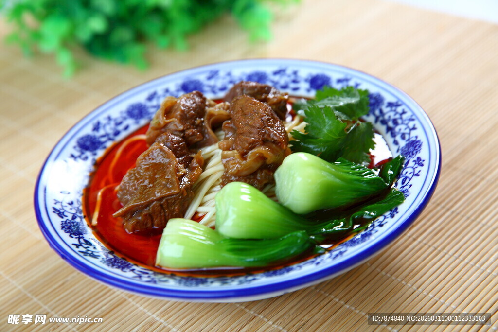 美味酱牛肉配清爽黄瓜