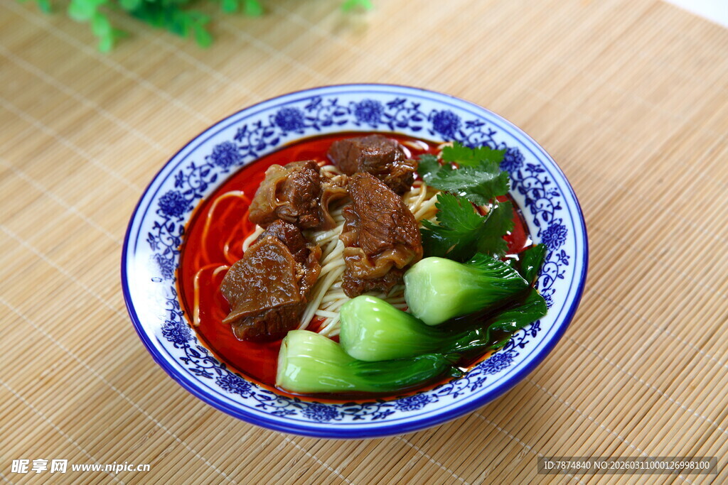 蓝白碗中美味牛肉面