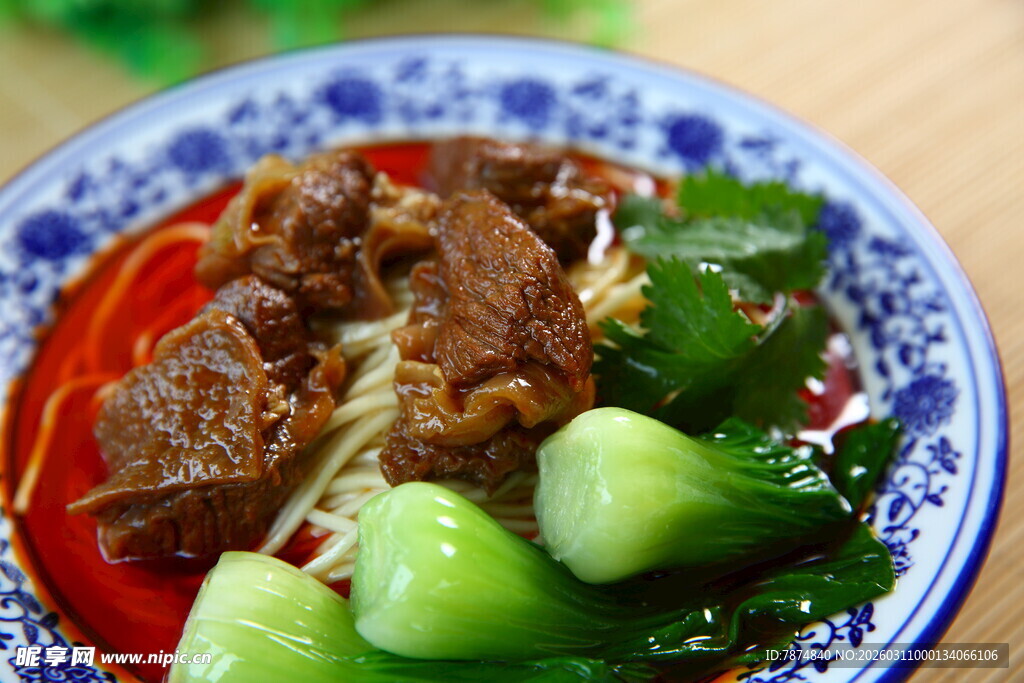 红烧牛肉面配青菜