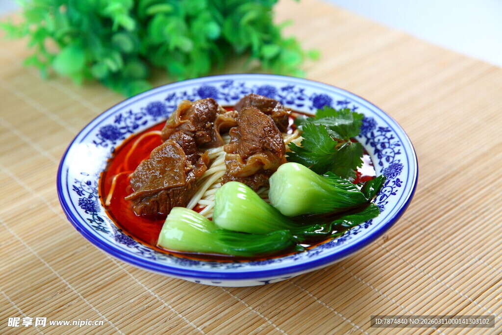 蓝边碗中的肉菜与青瓜