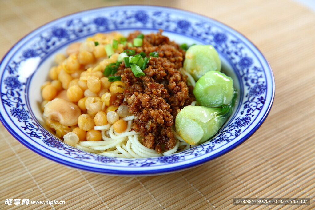 美味杂酱面配鲜嫩青菜