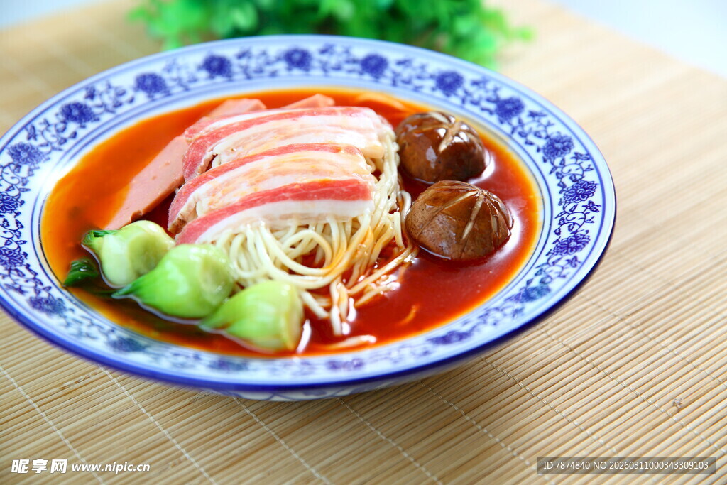 蓝碗盛装美味特色面条