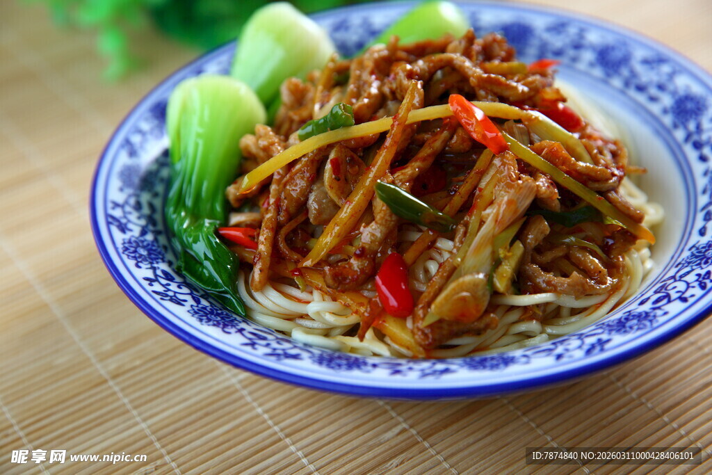 美味炒肉丝摆于精致盘中