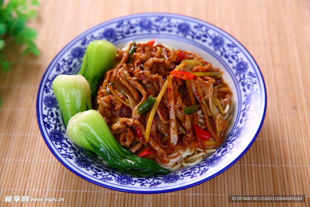蓝瓷碗装美味凉拌菜