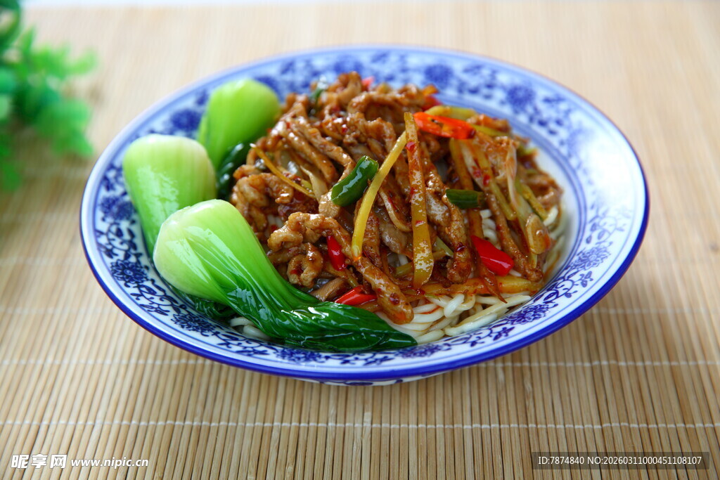 美味炒面配青菜