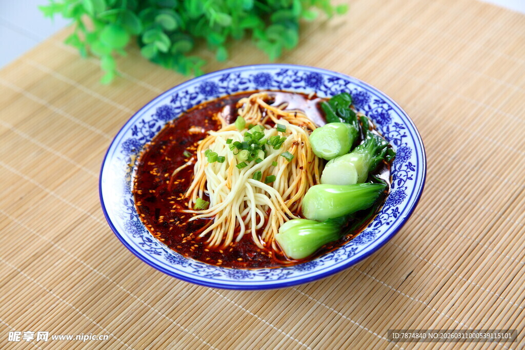 美味红油凉面配清爽黄瓜