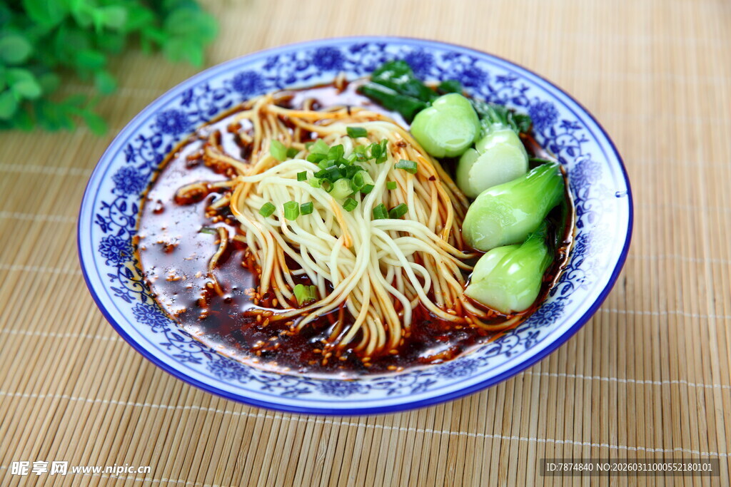 青花瓷碗装美味凉拌面