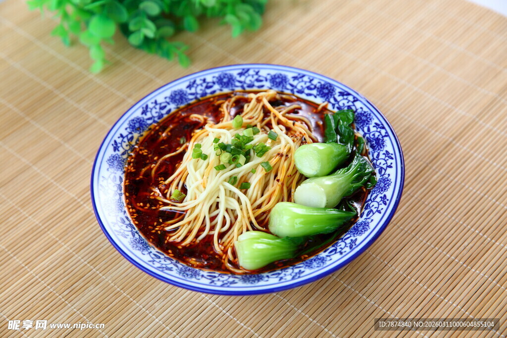 青花瓷碗中的美味凉拌面
