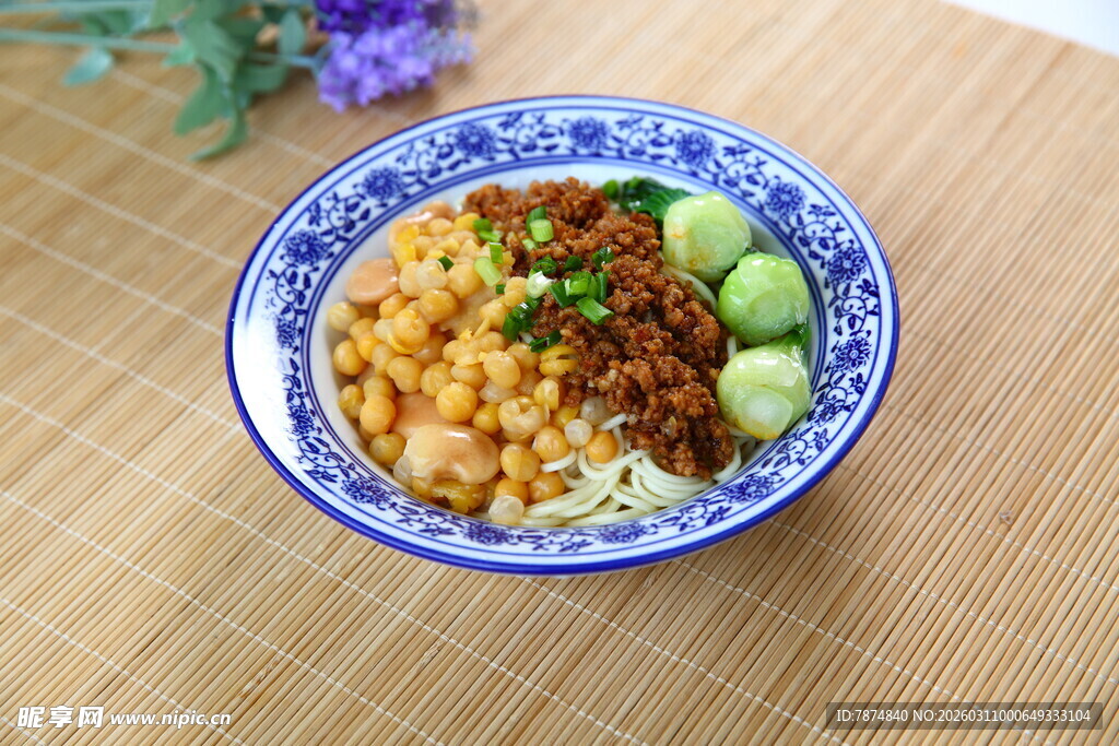 美味盖饭摆于蓝碗中