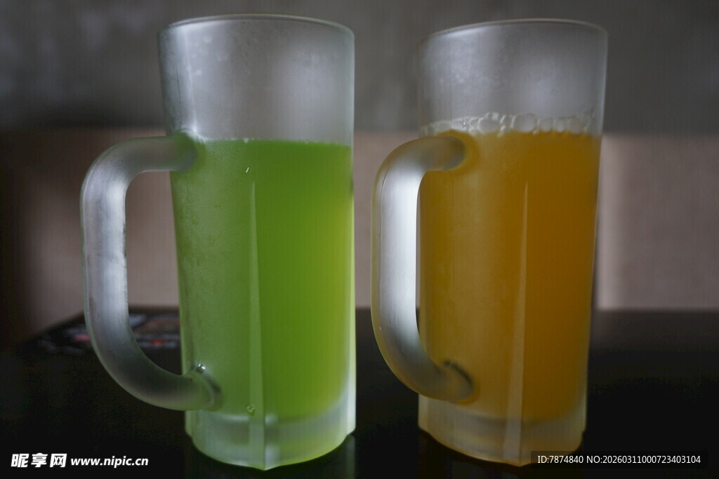 双色啤酒杯中的特色饮品