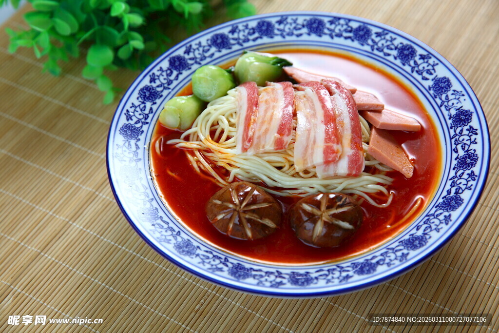 传统蓝白瓷碗装美味面食