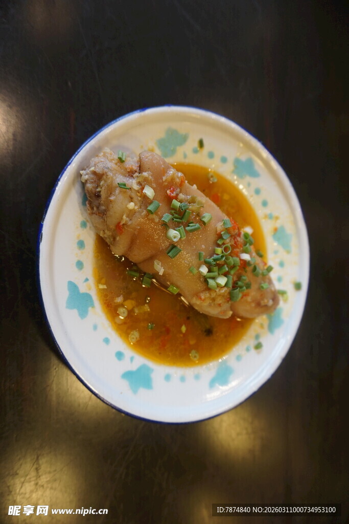 红烧鱼摆放在花纹盘中